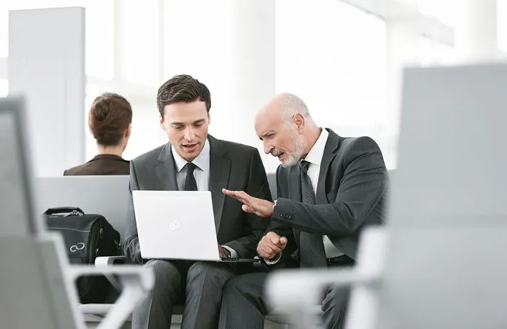 Zardzewiała stalowa konstrukcja w deszczu